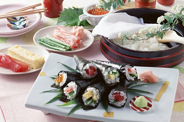 Varios platos japoneses con caviar
