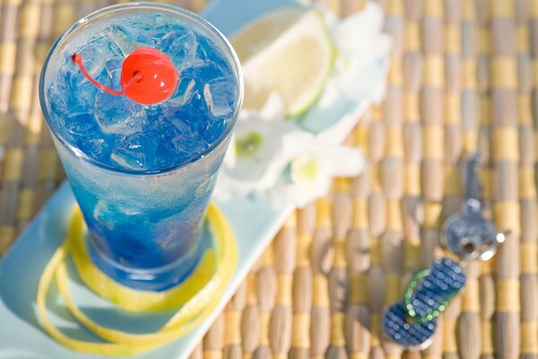 Schönes Foto von einem Cocktail mit Kirsche und Zitrone