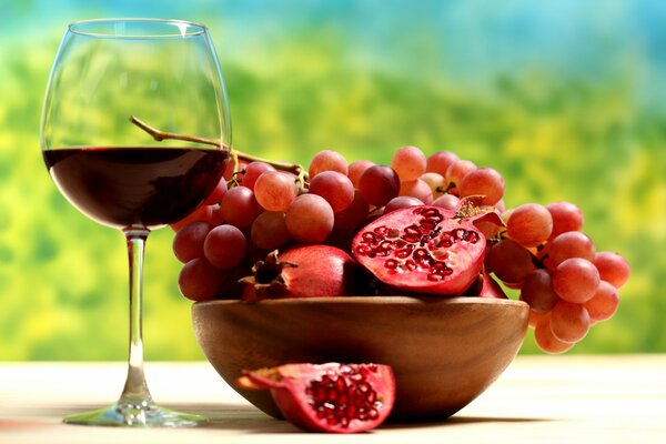Weinprobe aus Granatapfel mit Trauben