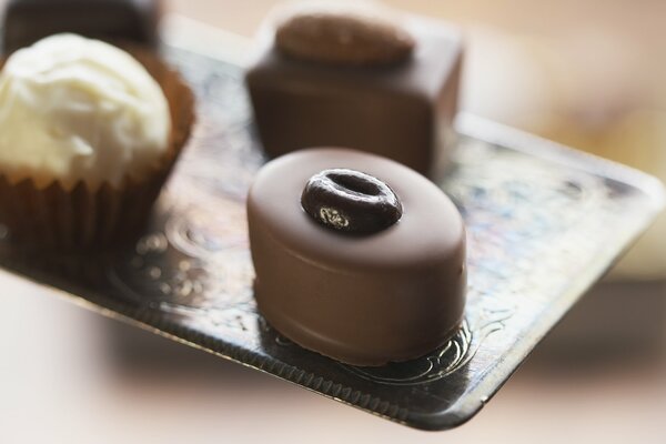 Belle caramelle al cioccolato su un vassoio decorato caffè