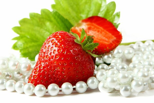 Fraise sur collier de perles