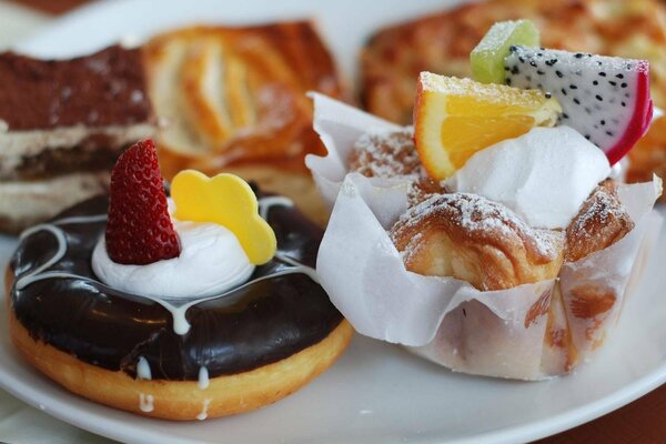 Donuts, Kekse, Kuchen, mit Früchten dekoriert