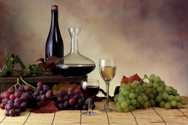 Uvas, vinos y copas de vino