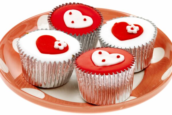 Cupcakes romantiques avec des coeurs pour la Saint-Valentin dans des moules en aluminium