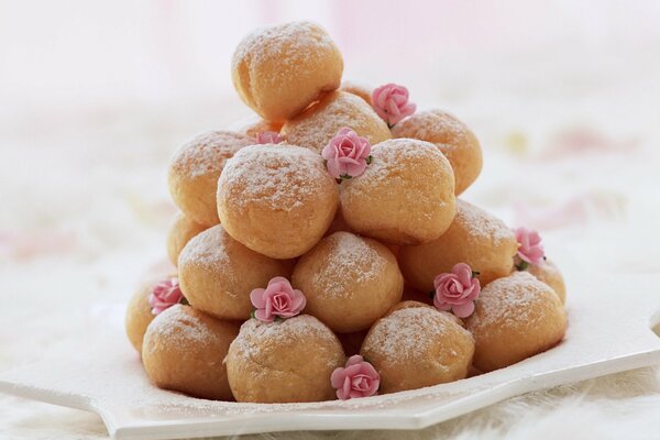Pączki z cukrem pudrem i różyczkami