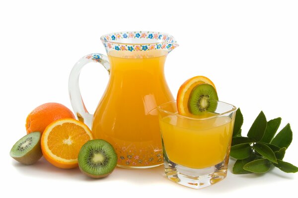 Succo di frutta in un bicchiere e in una caraffa