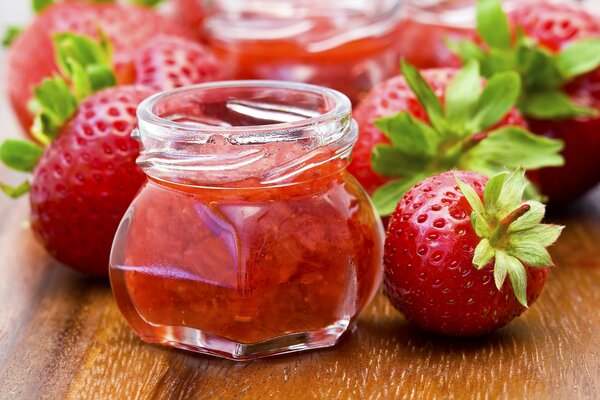 Pot de confiture de fraises