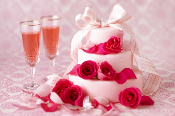 Geburtstagstorte mit Rosen und Champagner