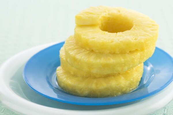 Ciasto wygląda jak ananas na tapecie