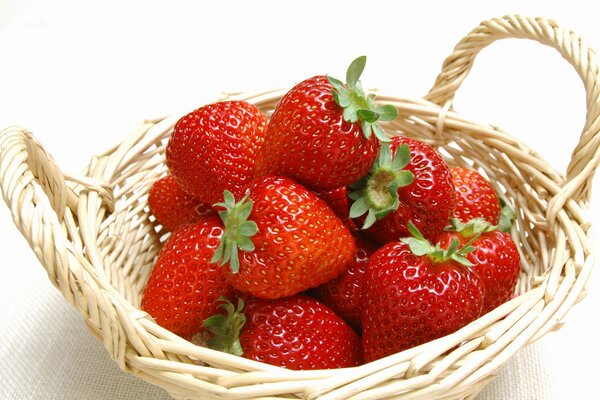 Panier avec des fraises sur fond blanc