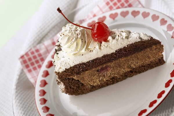 Tranche de gâteau aux cerises sur une assiette