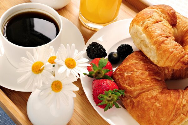 Завтрак на подносе, кофе и круассаны
