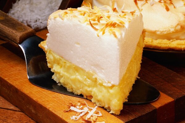 Luftkuchen mit Baiser und Kokosstückchen