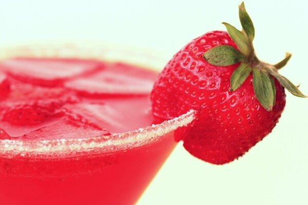 Einsame Erdbeeren auf einem Glas mit Dessert