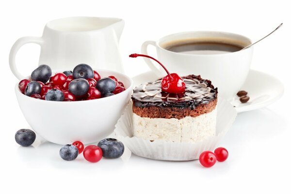 Café à la crème et assiette de baies