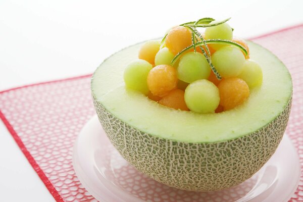 Melone con frutta su un piatto