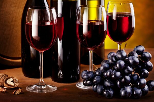 Rotwein in Gläsern