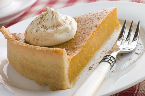 Tarte à la crème sucrée sur une assiette