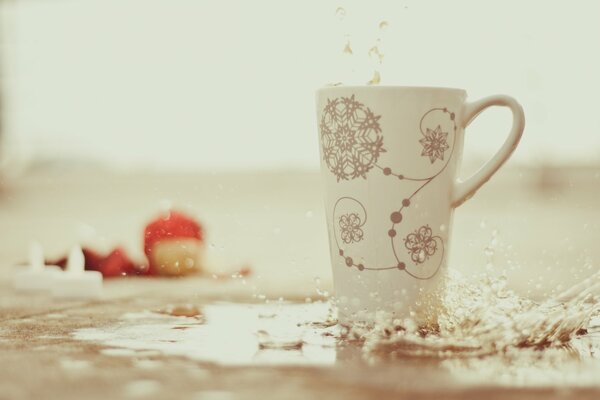 Las gotas de agua se rompen contra la taza