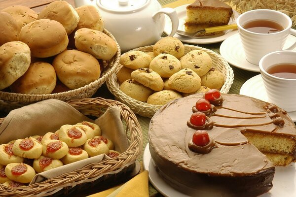 Dulces pasteles en cestas en la mesa