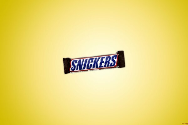 Il leggendario bathnik Snickers su sfondo giallo