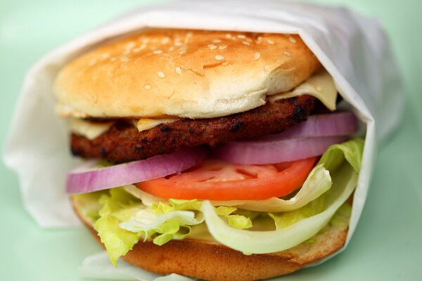 Hamburguesa con queso con chuleta, queso y verduras