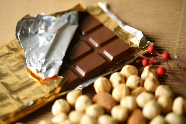 Entfaltete Schokoladenfliese mit Nüssen
