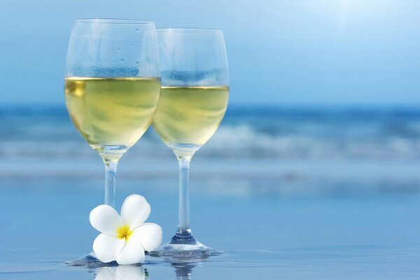 Deux verres à vin sur fond flou