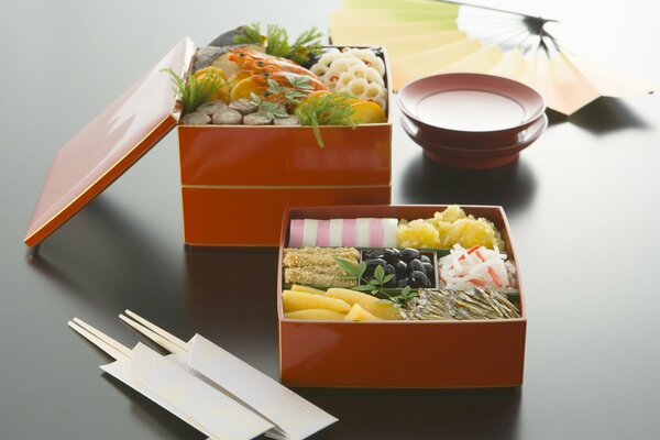 Verdure con pesce e olive nel lunchbox