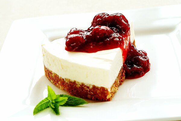 Gâteau au fromage sucré avec confiture de baies