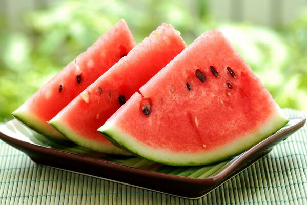 Fliegende Scheibe Wassermelone auf einem Teller