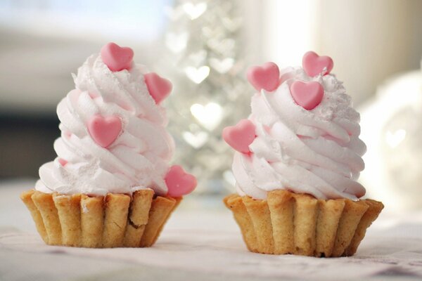 Süße Kuchen mit rosa Herzen