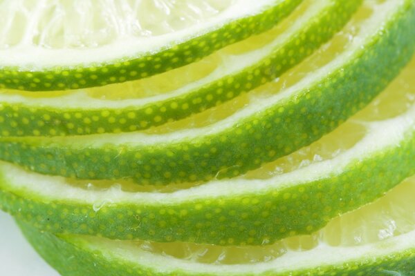 Buccia e parte dei cerchi di lime da vicino