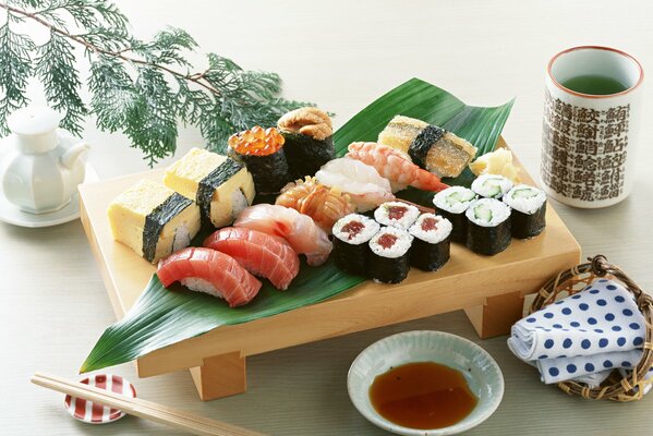 Hermosa presentación de delicioso sushi