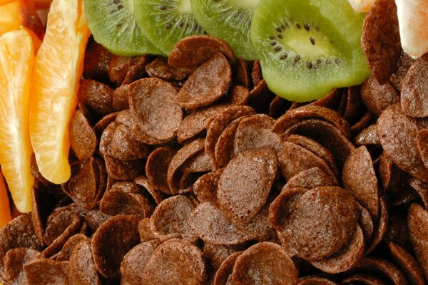Cornflakes zusammen mit Orangen- und Kiwischeiben