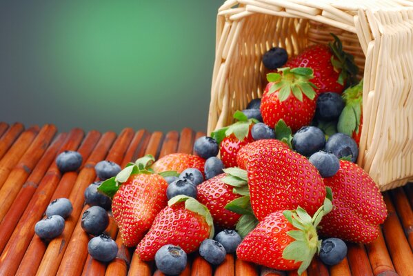 Panier avec des baies de fraises et de bleuets