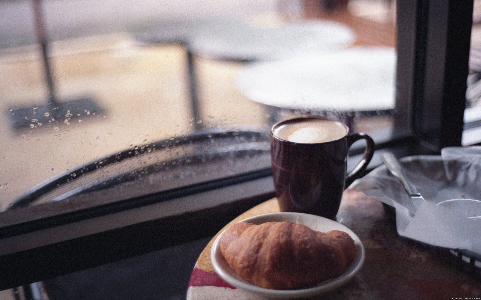 croissant capuchino café lluvia