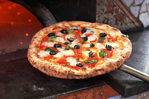 Итальянская пицца с сыром и маслинами