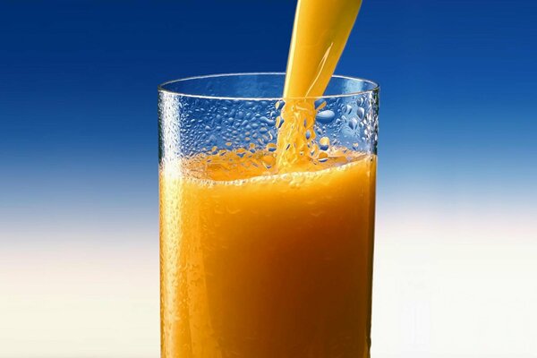 Une gorgée de fraîcheur et de vitamines. Jus d orange dans un verre embué