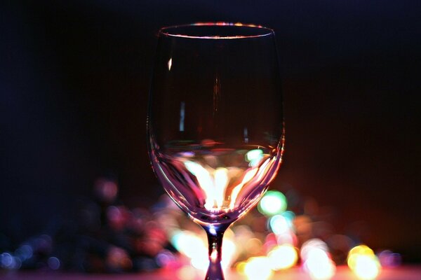 Miracolo di Capodanno in un bicchiere pieno di champagne