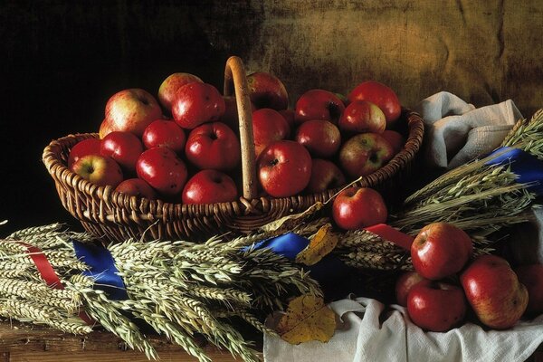 Красные яблоки в плетеной корзине