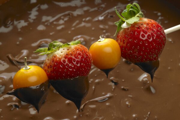 Frische Beeren in geschmolzener Schokolade