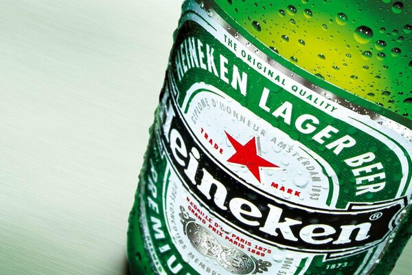 Bottiglia di birra di marca Heineken