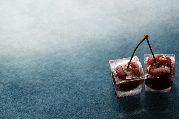 Две ягоды вишни в кусочках льда