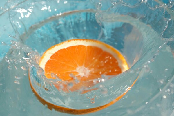 Geschnittene Orange in Wasserspritzen