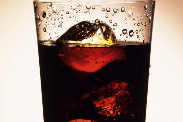 Bicchiere di Coca-Cola con ghiaccio