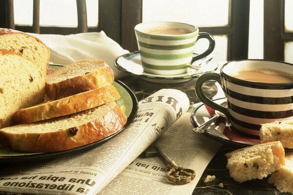 Desayuno con café, pan y periódico