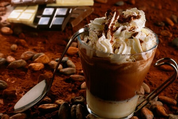 Une tasse de chocolat chaud à la crème est debout sur la table