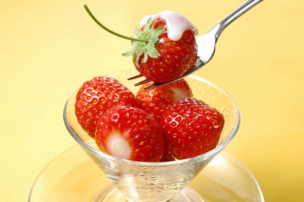 Fraises à la crème dejat dans un verre