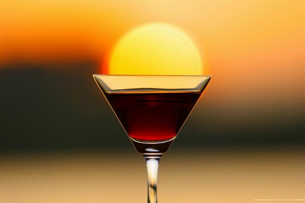 Coucher de soleil dans un verre avec une boisson rouge